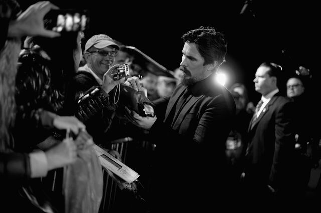 Christian Bale | Em 2012, o ex-assistente do ator Harrison Cheung revelou numa biografia que alguns dos hábitos de Christian Bale eram no mínimo estranhos. Se o ator estivesse em filmagens era o assistente que tomava conta dos seus cinco cães e das andorinhas (soltas) que tinha no quintal. “Eu fazia tudo, desde (…) garantir que Bale tinha desodorizante suficiente a comprar meias caso a qualquer hora do dia caso [o ator] não tivesse nenhumas lavadas” escreve, na mesma biografia.