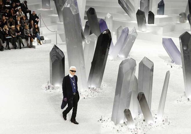 Outono/inverno 2012 | As manequins desfilaram com tiras de cristais sobre as sobrancelhas.