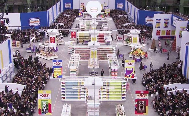 Outono/inverno 2014 | Mais de 500 produtos de supermercado foram reembalados para o desfile, com embalagens Chanel.