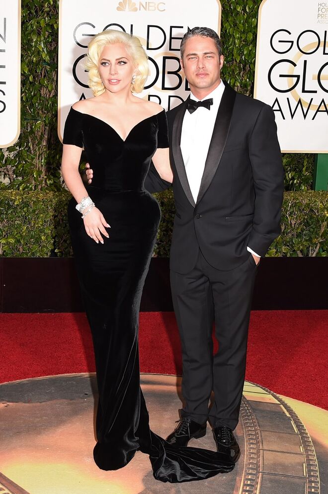 Lady Gaga em Versace e Taylor Kinney