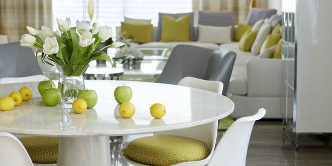 Decor minimalista e fresco. Mármores e detalhes dourados.