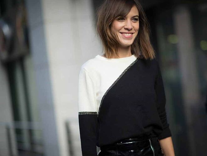 A CAMISOLA IDEAL | A recomendação: Renuncie aos camisolões e opte por uma camisolinha, mais interessante que a sweat. O importante é que não seja demasiado larga ou comprida, para casar bem com as calças de cintura alta. Ou então deve ser suficientemente fina para usar por dentro. | O truque a saber: A camisola de marinheiro bretão no tamanho para 16 anos também não está mal, mas usar sobre uma camisa (porque pica).