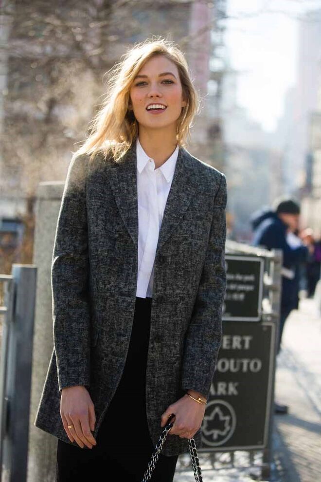 A CAMISA BRANCA | A recomendação: Uma camisa branca (os americanos chamam-lhe clean shirts e está tudo dito) vai bem com tudo e usa-se de mil maneiras, desde as abotoadas até às que revelam bastante do decote. | O truque a saber: As mangas sabiamente arregaçadas não estão tanto em voga. Em contrapartida, os punhos compridos, a cobrir a mão e a sobressair da manga da camisola, são mais que encorajados. Neste caso, uma camisa de homem roubada ao mais-que-tudo serve perfeitamente.