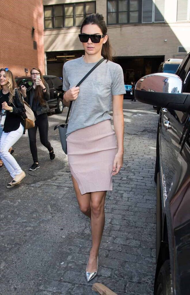 A T-SHIRT IMPECÁVEL | A recomendação: Separamo-nos de tudo o que estiver lasso ou encardido (no caso do branco) para apostar em algumas T-shirts de gola redonda (mais elegantes que as de decote em V, a menos que tenham o V certo, fundo mas não demasiado), não muito largas. | O truque a saber: Embora possa fazer dó, esticar várias vezes com golpes secos as golas não suficientemente soltas melhora-as bastante.