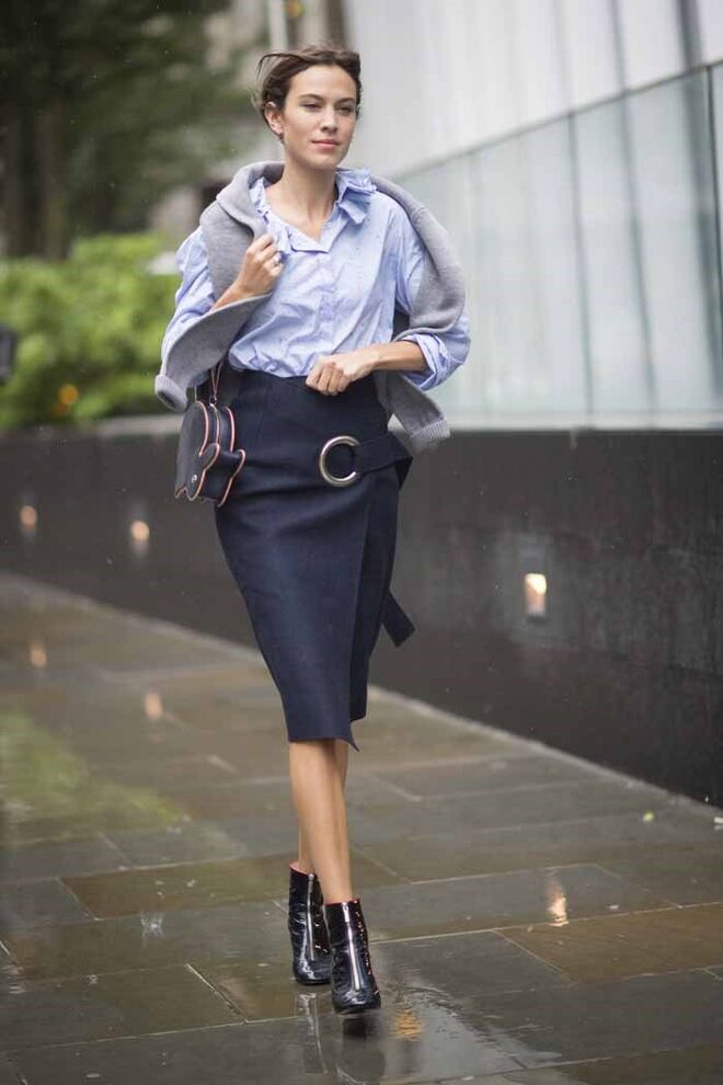 A SAIA CERTA | A recomendação: Chegou a hora de, ao menos uma vez na vida, sair da “linha A” e ousar uma saia-lápis, que fica muito melhor do que se pensa com ténis, camisolas, etc. | O truque a saber: Ousar a versão com collants de rede larga que se veem sob a saia na cintura, com uma camisa branca atada à frente com um nó. E nunca terá um ar quarentão…