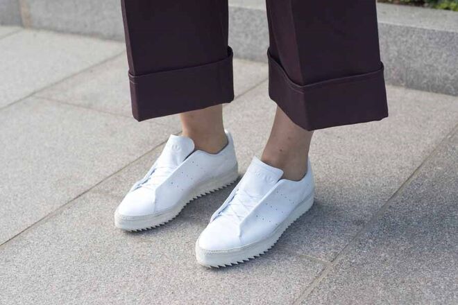 OS OBRIGATÓRIOS TÉNIS | A recomendação: É o ano dos ténis. Se já temos aquele par que se pode usar no dia a dia com estilo, sem parecer que acabámos de sair do ginásio, apostamos nuns dérbis masculinos. | O truque a saber: Também se usam com uma saia-lápis.