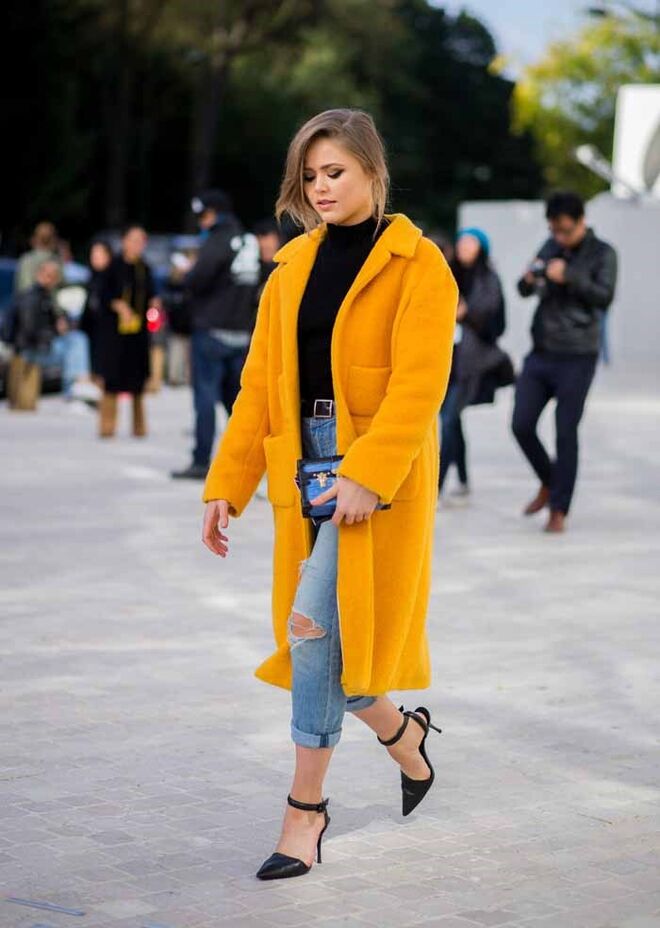 O BELO CASACO | A recomendação: Embora os casacões aos quadrados nos pisquem o olho este ano, será sensato resistir, se não quisermos parecer que fugimos de um hospício. Em contrapartida, com um caban e um casaco de corte masculino com duas fileiras de botões ficaremos compostas. | O truque a saber: Todos se usam abertos.