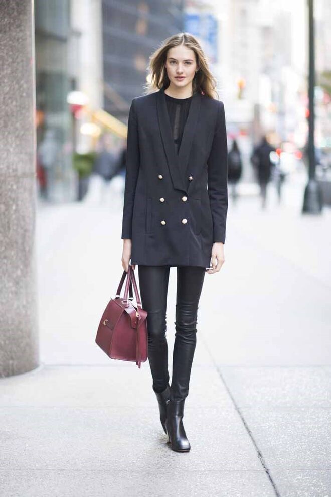 O INDISPENSÁVEL BLAZER | A recomendação: Um blazer de corte direito, masculino, é o mínimo dos mínimos. Um de tipo smoking para lhe juntar é o ideal. | O truque a saber: Todos são perfeitos com jeans, tanto de dia como à noite. O truque do cinto – que, nesta estação, é mais em cordão que em couro – é sempre eficaz num blazer sóbrio.