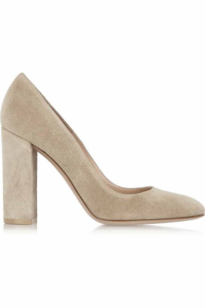 ISABEL SILVA | Sapatos em camurça, €495, Gianvito Rossi