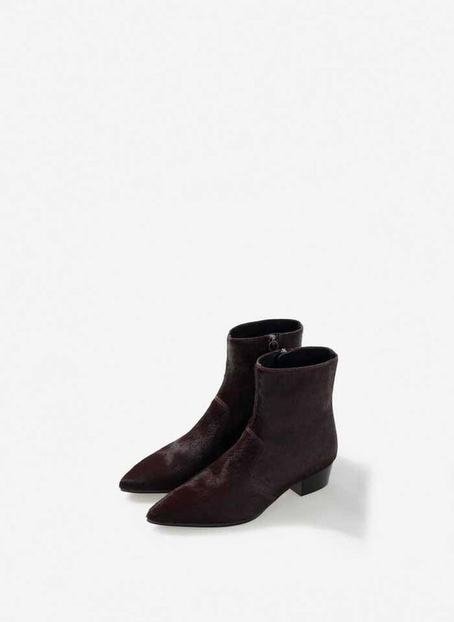  JANI ZHAO | Botins em pelo, €125, Uterqüe