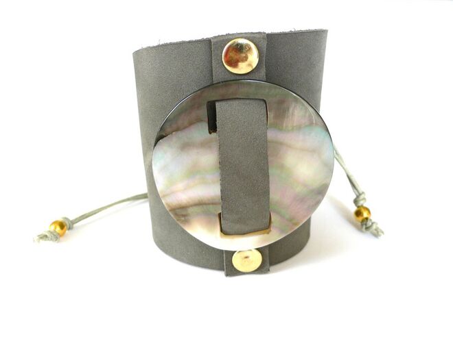 Pulseira larga pele cizenta, madrepérola, taxas douradas, extensível com ilhós e cordão, Não Só Roupa, €38