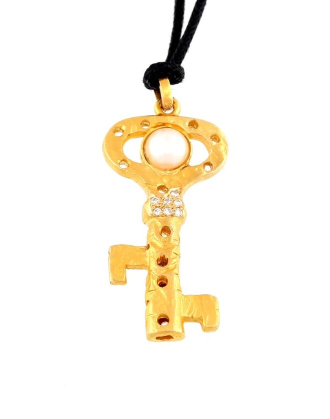 Pendente Maria João Bahia, Chave-do-Amor, em ouro amarelo, pérola e brilhantes, €1250