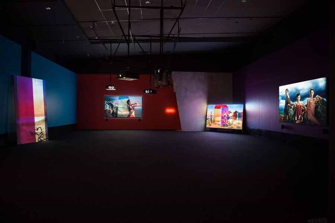 Oriente à vista | Se nem toda a gente pode ir à China, vem a China ao ocidente. Até 5 de setembro a Fondation Louis Vuitton, em Paris, celebra a arte chinesa da atualidade com uma série de eventos, entre eles a exposição Bentu, Chinese artists in a time of turbulence and transformation, com um abrangente leque de obras de vários artistas. | New, de Xu Zhen (2014) | MadeIn Company