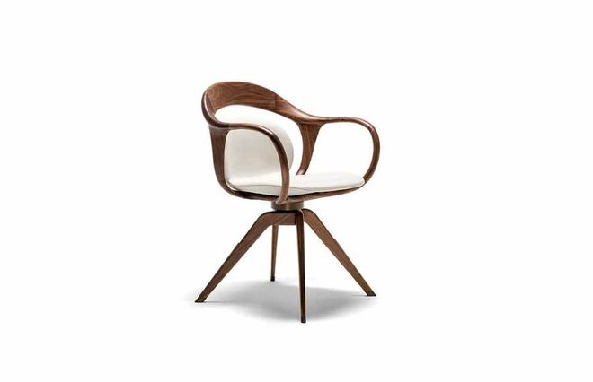 Repouso merecido | Conhecida no mercado do design de mobiliário pela aposta na tradição, alta qualidade, destreza manual e investigação na utilização de materiais, a Giorgetti apresentou uma coleção de peças que são verdadeiras obras-primas da marcenaria. Exemplo disso é a cadeira com assento giratório Norah, em madeira de nogueira e estofo em tecido ou pele. | www.giorgetti.eu