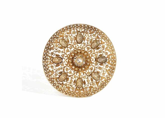 Indian style | Não falamos de filmes com muitas cores e coreografias, mas sim de uma das mais extraordinárias coleções de joias do mundo. O Victoria and Albert Museum, em Londres, exibe até 28 de março a exposição Bejewelled Treasures: The Al Thani Collection. São cerca de 100 peças, que vão desde o século XVII até à atualidade. | Ornamento de cabelo em ouro e diamantes, Índia ocidental (1900)