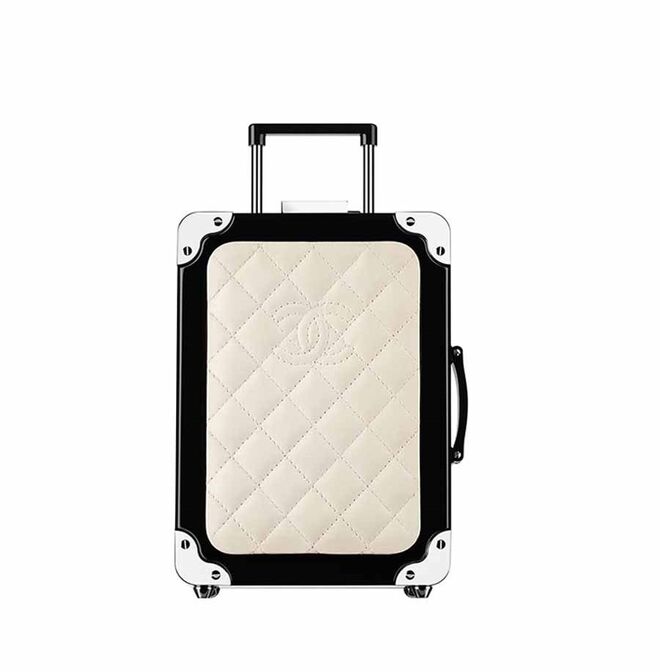 Viajar com luxo | Desengane-se quem acha que isto é um trólei de viagem. É, na verdade, uma clutch no divertido e luxuoso estilo a que a casa Chanel nos habituou. Karl Lagerfeld fez das viagens o tema da coleção de verão e também fez do Grand Palais um terminal de aeroporto, dando ao ato de viajar um glamour especial. | Trolley minaudière, €9900, Chanel