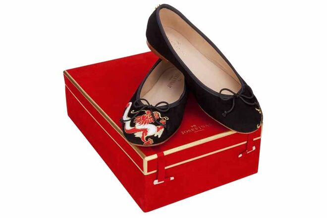 Força de mulher | Na Ásia, o termo Dragon Lady (Mulher Dragão) aplica-se normalmente a mulheres poderosas, corajosas e misteriosas. A marca Josefinas quis que também as portuguesas (e não só) se sentissem assim. A pensar naquelas que lutam todos os dias pelos seus sonhos, lançou uma edição especial de sabrinas, feitas à mão, com detalhes bordados. | Sabrinas Mulher Dragão (vêm numa caixa de veludo vermelha), €279. www.josefinas.pt/mulher-dragao