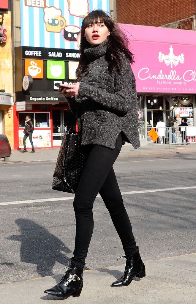 Desconfie das vendas especiais. Sabe bem receber uma notificação a dizer: lembrámo-nos de si e vai ter o privilégio de vir aqui comprar, certo? Certo! Se não consegue resistir, vá mas, seja inteligente nas compras. Precisa mesmo disso? Neste caso, invista nos básicos, um bom casaco comprido, umas botas clássicas, um blazer…