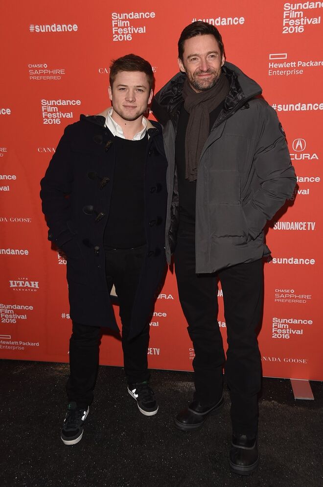 Taron Egerton e Hugh Jackman