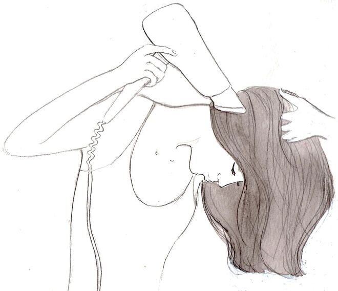 Penteado CALL ME MAYBE | Passo 1: Aplicar o spray Matérialist por todo o cabelo e secar com a cabeça ao contrário para criar volume.