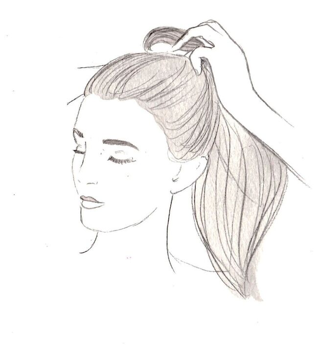 Penteado CALL ME MAYBE | Passo 2: Apanhar um rabo de cavalo e segurar com um elástico.