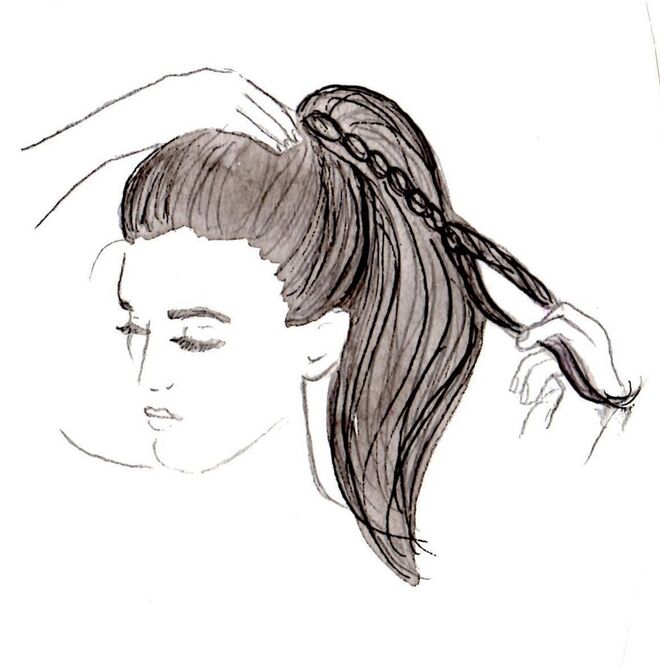 Penteado CALL ME MAYBE | Passo 3: pegar numa madeixa do apanhado. Entrançar e enrolar à volta do elástico. Segurar com ganchos.