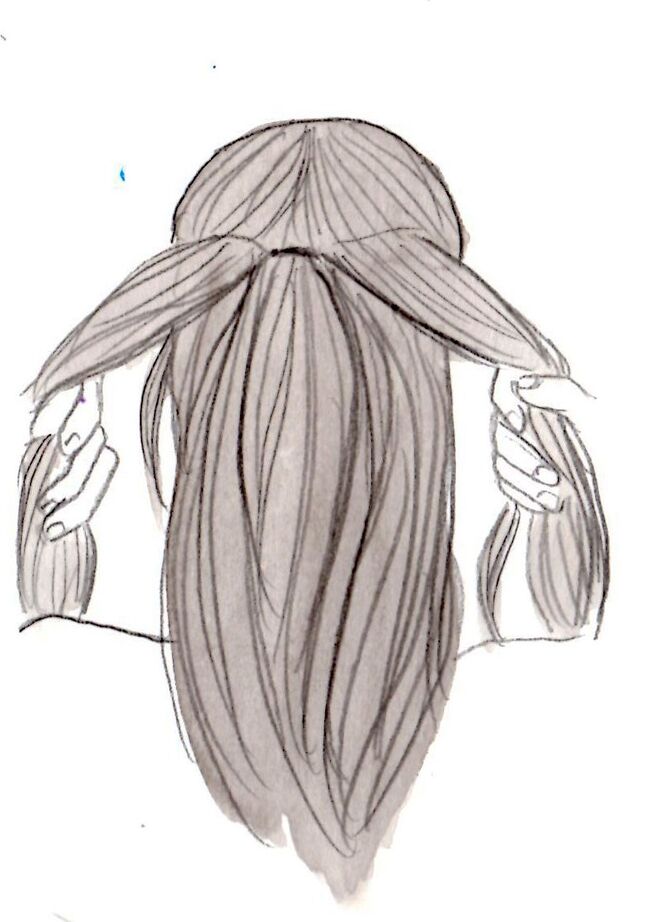 Penteado CRUSH | Passo 1: Em cabelo seco ou húmido, aplicar V.I.P por todo o cabelo. Agarrar uma parte do cabelo atrás e dividir em três partes iguais.