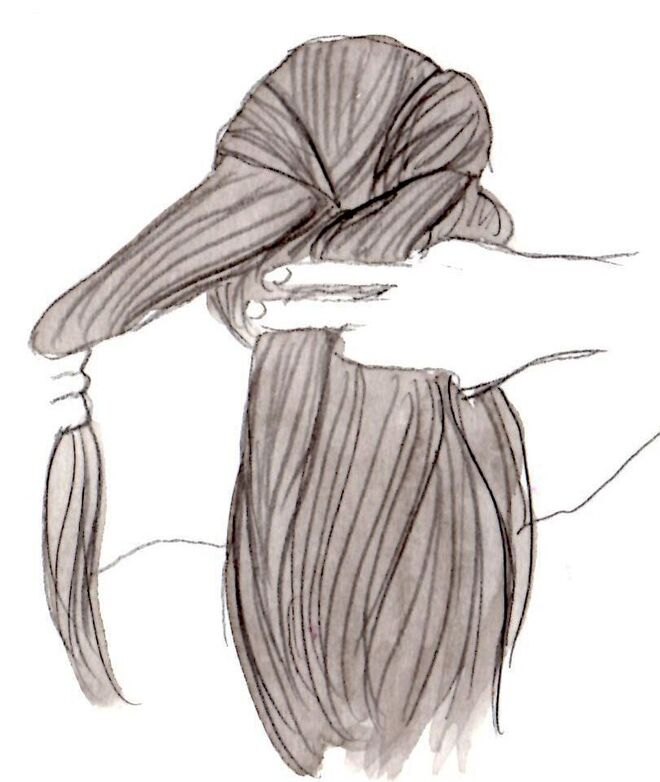 Penteado CRUSH | Passo 2: Começar a entrançar para baixo, com o cabelo puxado por baixo da trança, em vez de por cima. Uma madeixa de cabelo deve passar por baixo da anterior: pegar na secção 1, puxar por baixo a secção 2 e passar a secção 3 pela secção 2. 