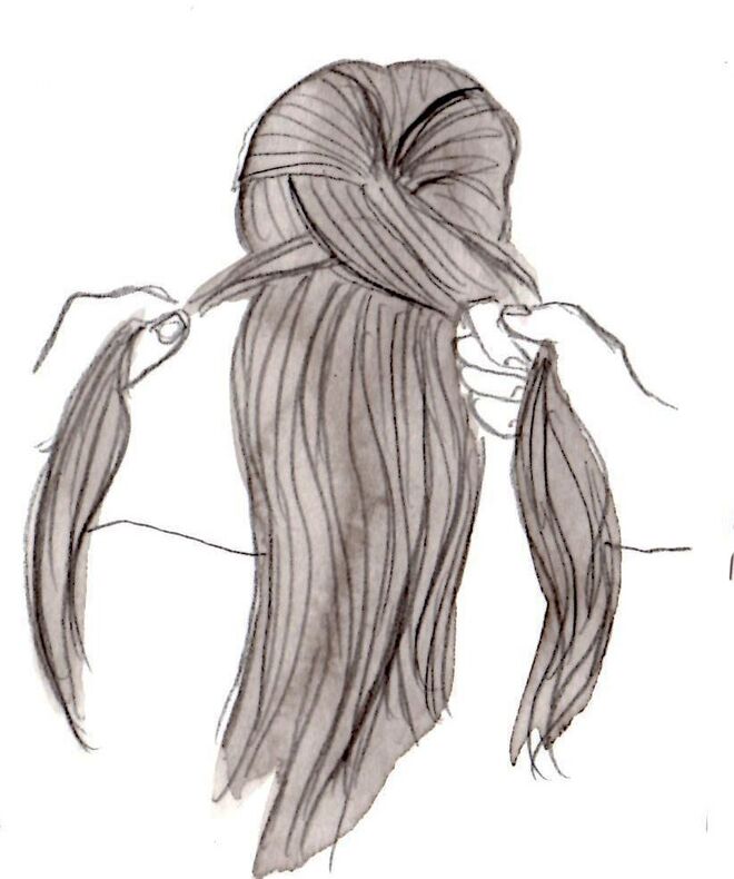 Penteado CRUSH | Passo 3: Agarrar uma pequena secção do cabelo de uma lado da cabeça e juntar à madeixa principal da trança. Entrançar e repetir o mesmo do outro lado da cabeça.