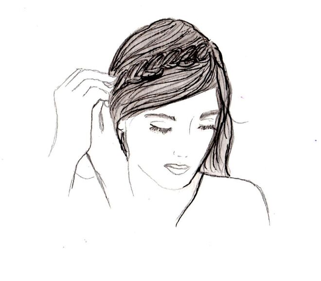 Penteado SURPRISE ME | Passo 4: Fixar a trança atrás da orelha com um gancho e cobrir com o cabelo solto. Terminar expandindo os caracóis com Laque Couture.