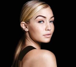 Gigi Hadid faz tutorial de passerelle