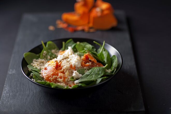Quinoa com abóbora assada, espinafres e mousse de queijo de cabra