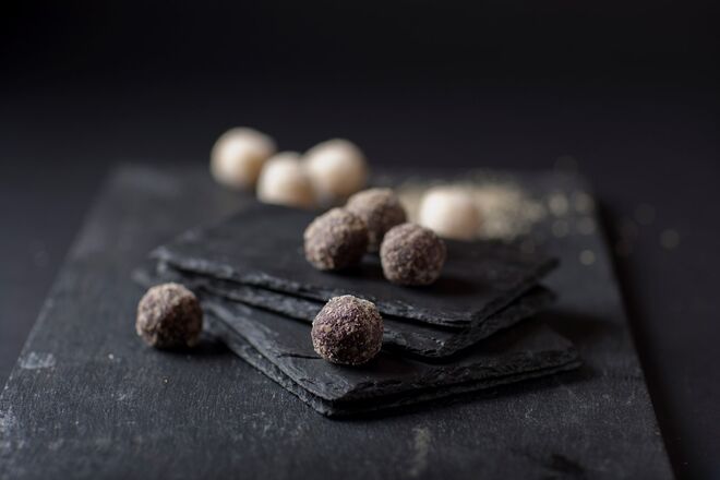 Duas energy ball de cacau e coco