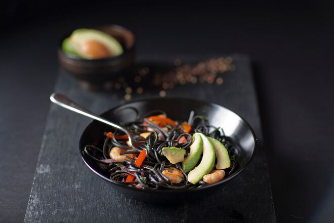 Linguini preto com camarão, abacate e pimentos salteados