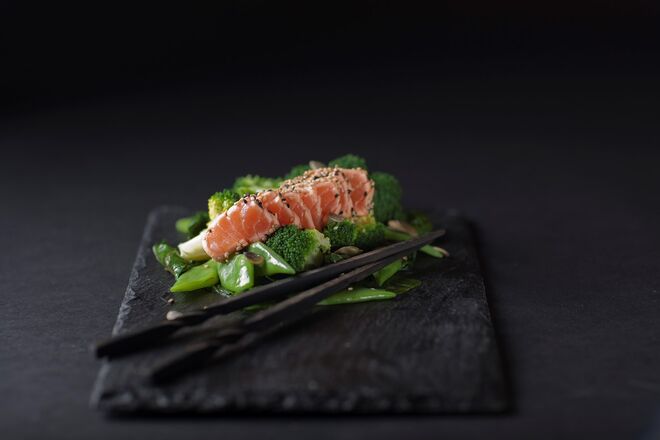 Tataki de salmão com trilogia de legumes salteados