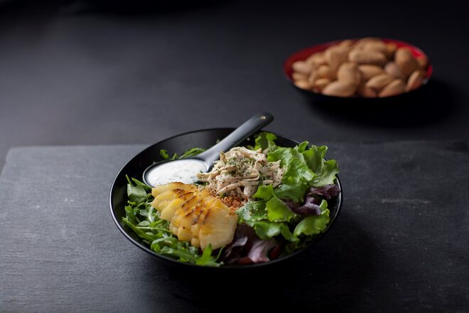 Salada de frango e abacaxi tostado com amêndoas