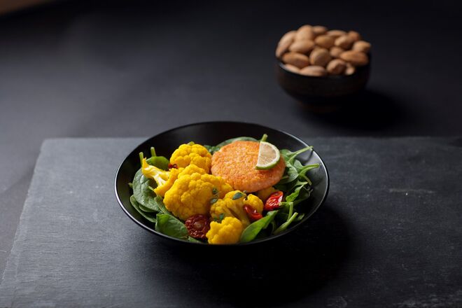 Hambúrguer de salmão com couve-flor e açafrão