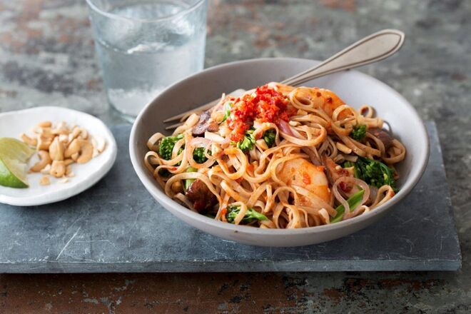 Massa Sambal com Gambas e Brócolos Chineses