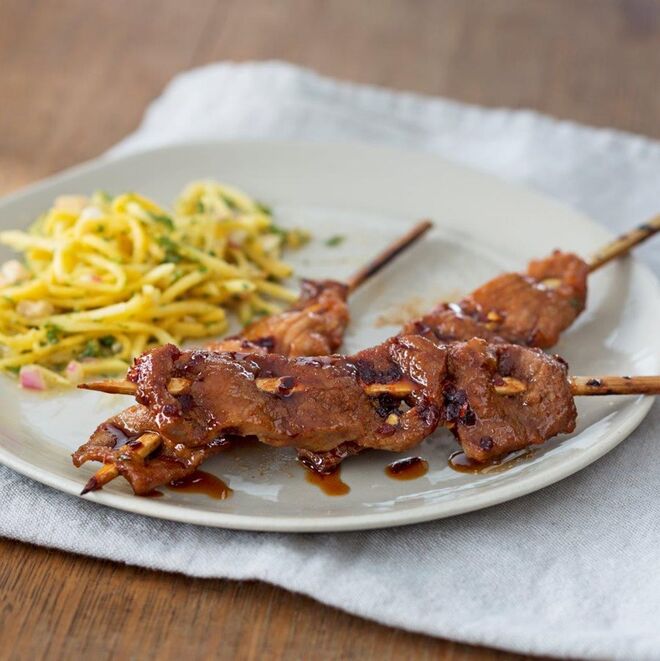 Porco Pinoy no churrasco com Salada de Manga Verde