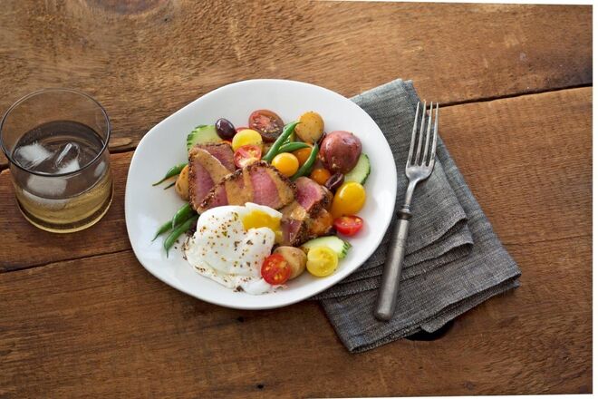 Salada Niçoise com Atum sob crosta de Chia, Citrinos e Piripiri