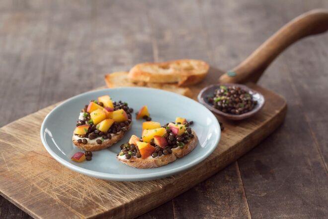 Tostas de Lentilhas Pretas com Pêssego em Pickle
