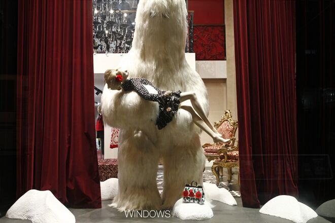 Nova Iorque| Dolce & Gabbana - Inesperado e não convencional, a Dolce & Gabbana adicionou um toque dramático à sua montra/vitrine ao acolher um Yeti gigante. Inspirando-se em King Kong e no Abominável Homem das Neves, esta montra/vitrine é divertida e ao mesmo tempo atrativa.