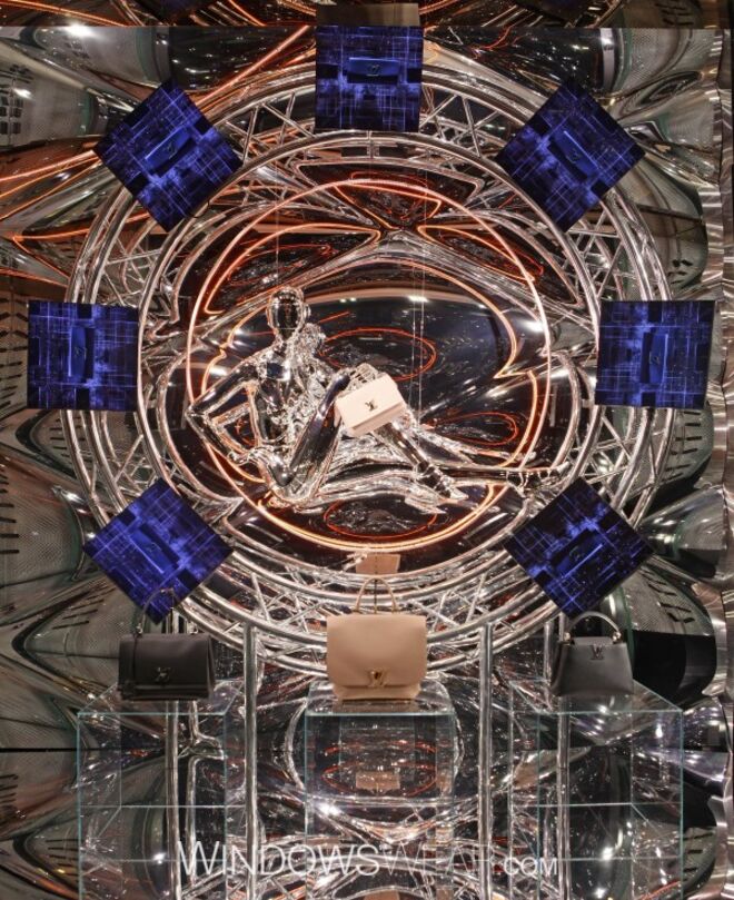 Prateado | Louis Vuitton  - A futurística abordagem dos inovadores da Louis Vuitton conseguiu projetar grandiosidade nesta montra/vitrine. Manequins cromados e ecrãs digitais apresentando malas de mão em grades estreladas encaixam no efeito esterlino e espelhado que se torna vertiginoso mas maravilhoso ao mesmo tempo.