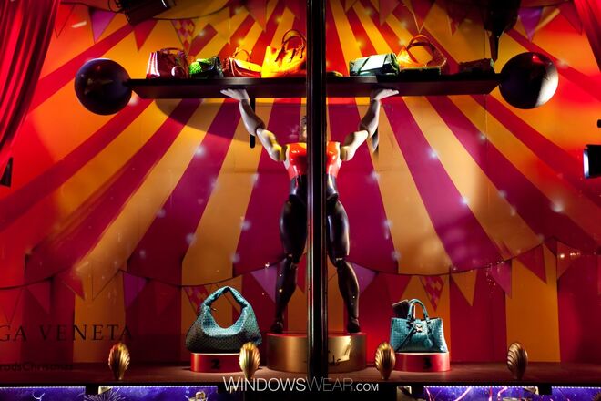 Laranja | Harrods - O circo torna-se o palco central desta montra/vitrine do Harrods. O laranja berrante, a iluminação vibrante, as carteiras de pele e o homem forte no primeiro lugar do pódio mantêm a audiência entretida.