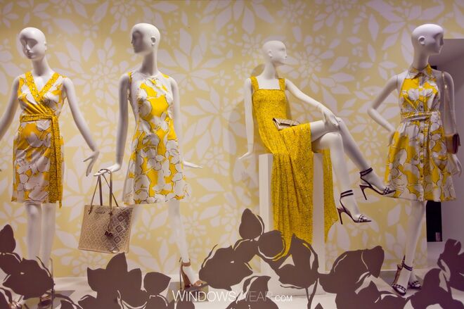 Amarelo | Diane Von Furstenberg - Esta luminosa montra/vitrine de Diane Von Furstenberg pode fazer inveja ao Sol. O famoso vestido DVF é elevado com com um radiante amarelo que é tão brilhante que pode precisar de óculos de sol para observa-lo claramente.