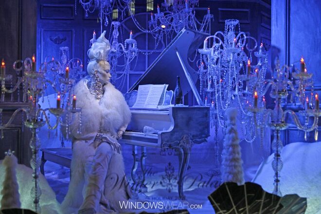  Melhor Manequim | Saks Fifth Avenue - O Palácio de Inverno da Saks Fifth Avenue deu especial atenção à apresentação imaculada de manequins inspirados na gótica rainha do gelo. Pele gelada, neve encrustada em pestanas prateadas e maquilhagem perfeitamente retocada fez destes manequins de contos de fadas no mínimo memoráveis.