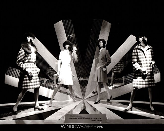 Melhor Descoberta de Arquivo | Lord & Taylor  - Esta cápsula do tempo de moda de roupa feminina chic apresenta uma colaboração entre Lord & Taylor e Maison Valentino em Setembro de 1972. WindowsWear PRO tem a maior e mais compreensiva coleção de arquivos do mundo, desde o ano de 1931.