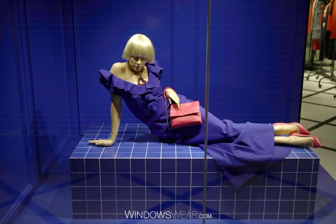 Azul | Lanvin - O uso impressionante de azul-cobalto pela Lanvin e a conceção do conjunto geométrico e a moda feminina estão elegantemente representados nesta montra/vitrine. A vermelha Lanvin Sugar Bag cria um contraste magnífico que eleva a montra/vitrine.