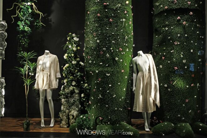 Feminino | Aritzia - Um jardim botânico exuberante numa celebração vernal que dá a esta montra/vitrine da Aritzia um toque fresco, leve e flutuante que é tão feminino como tranquilizante.