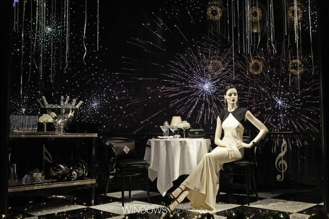  Preto | Ralph Lauren  - Explosões de fogo-de-artifício num céu noturno como fundo juntamente com garrafas de champanhe, criam o ambiente festivo perfeito para um momento formal em preto e branco na Ralph Lauren.